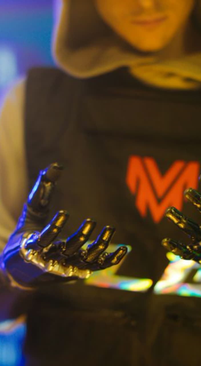 Pelea exhibicion entre influenciador y robot estilo Terminator